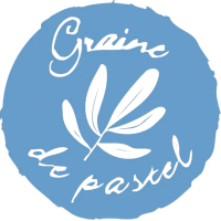 Un logo circulaire bleu avec un texte cursif blanc indiquant Graine de pastel, une feuille blanche stylisée au centre, inspiré de l'architecture commerciale de Montpellier et des éléments d'une architecture intérieure raffinée.