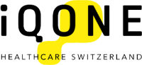 Logo pour iQONE Healthcare Switzerland. Le mot iQONE apparaît en caractères noirs gras avec une forme abstraite jaune derrière QONE. Healthcare Switzerland apparaît en plus petites lettres noires en dessous.