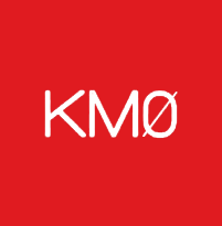 Les lettres blanches KMØ dans une police moderne sont centrées sur un fond carré rouge uni.